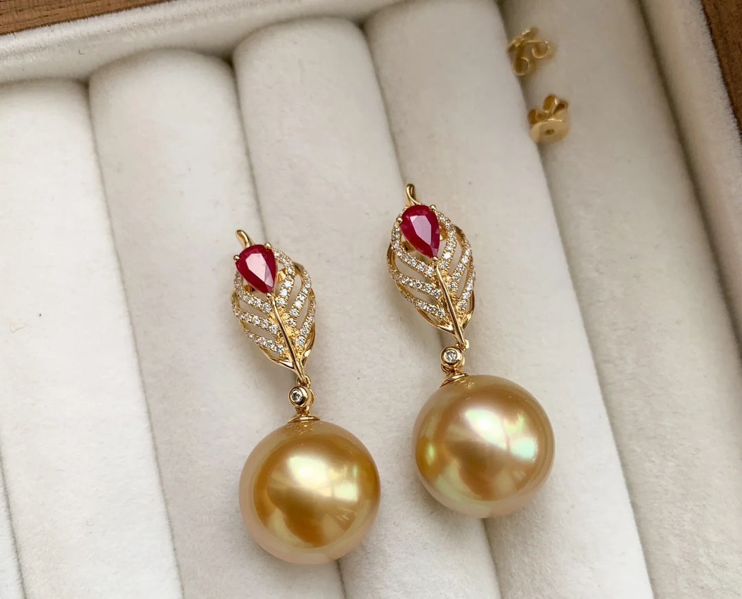 RE203T10 天然真珠のイヤリング、ゴールドフェザーデザイン - 画像 (2)