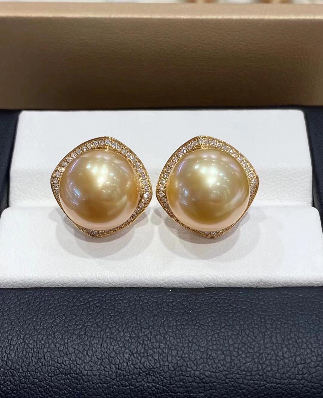 RE209S78 ナチュラルメープルパールスタッドピアス、スターリングシルバートリム - 画像 (5)