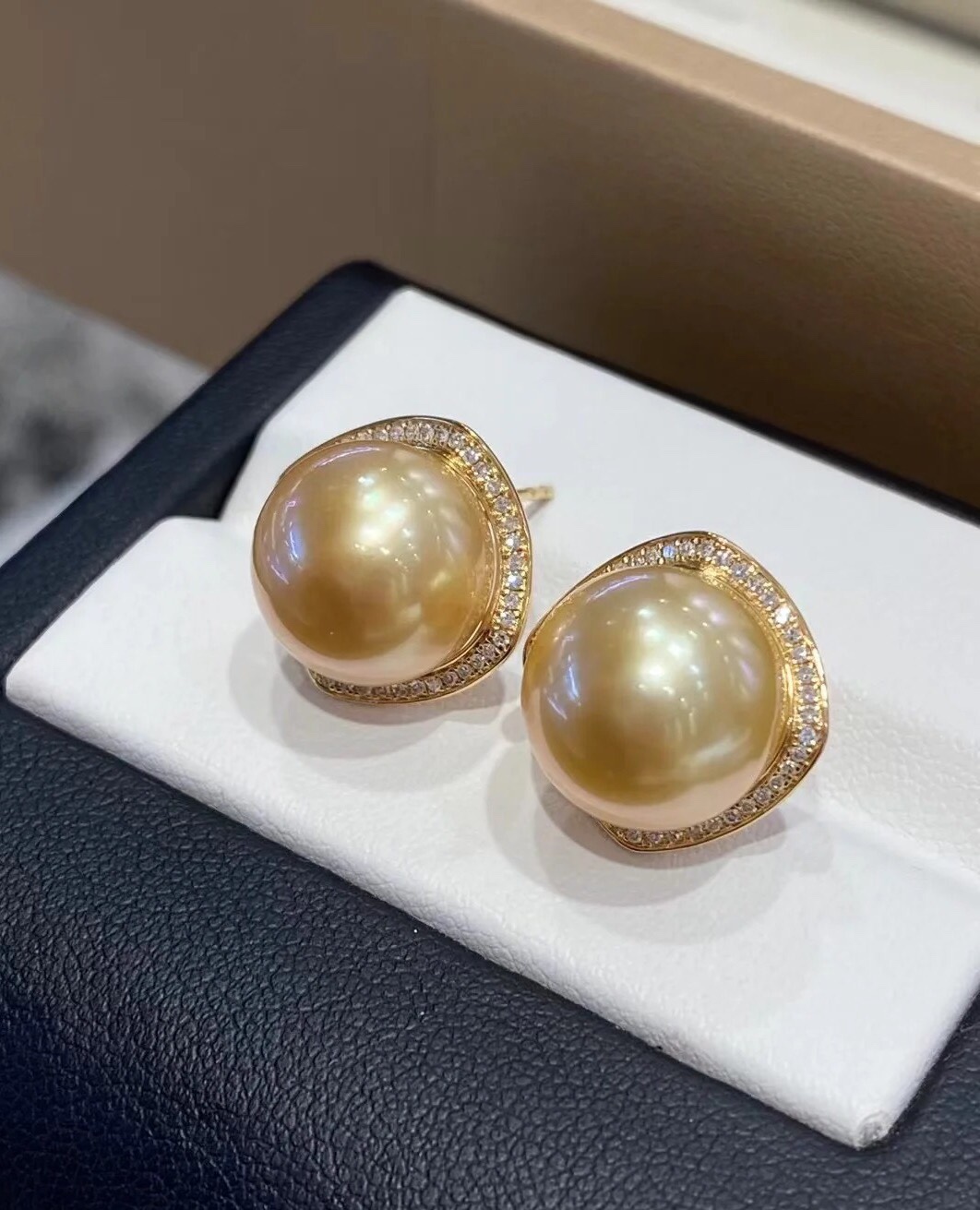 RE209S78 ナチュラルメープルパールスタッドピアス、スターリングシルバートリム - 画像 (4)