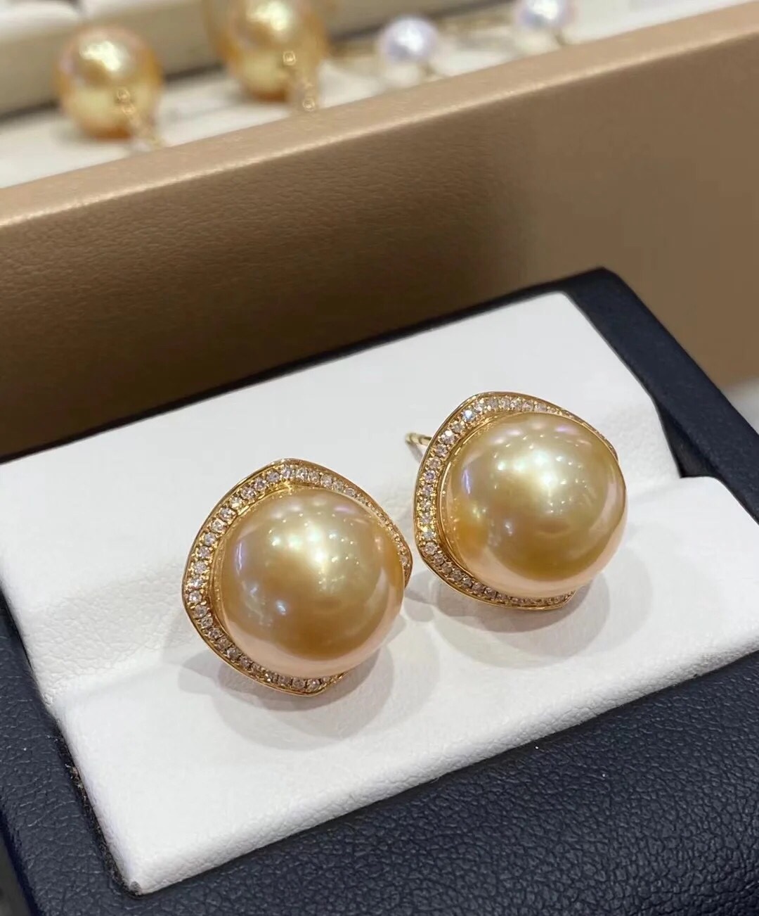 RE209S78 ナチュラルメープルパールスタッドピアス、スターリングシルバートリム - 画像 (3)