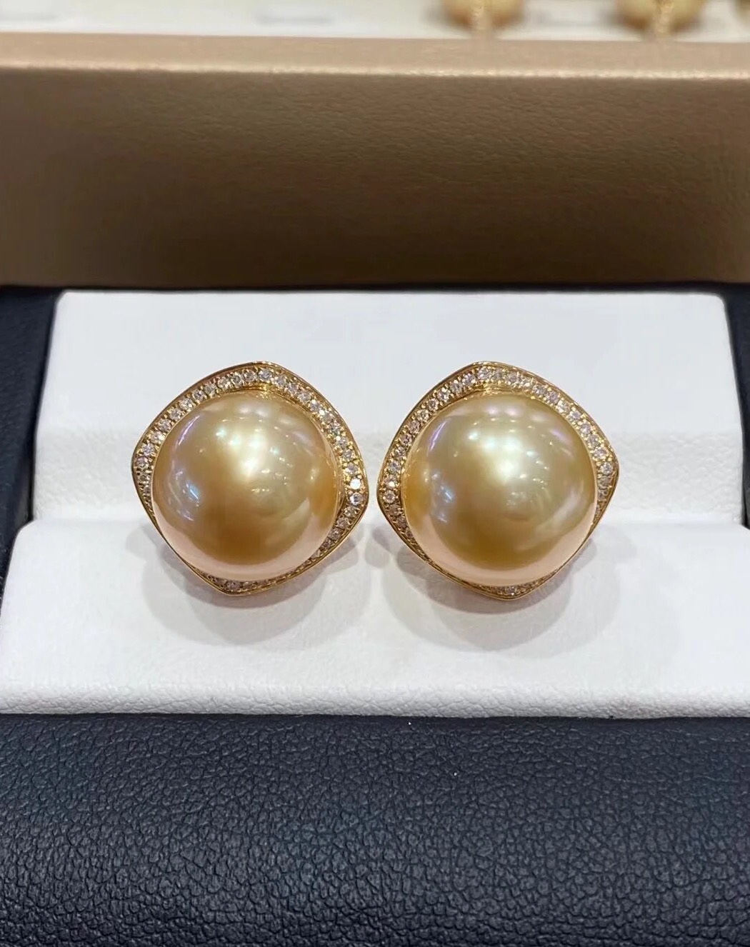 RE209S78 ナチュラルメープルパールスタッドピアス、スターリングシルバートリム - 画像 (2)