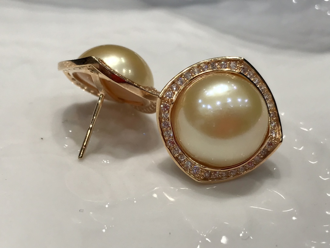 RE209S78 ナチュラルメープルパールスタッドピアス、スターリングシルバートリム - 画像 (6)