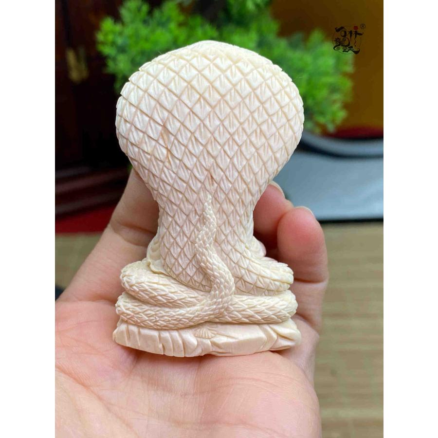 天然マンモス牙美しい手作り彫刻 釈迦牟尼・蛇王が雨を遮る 置物 - 画像 (4)