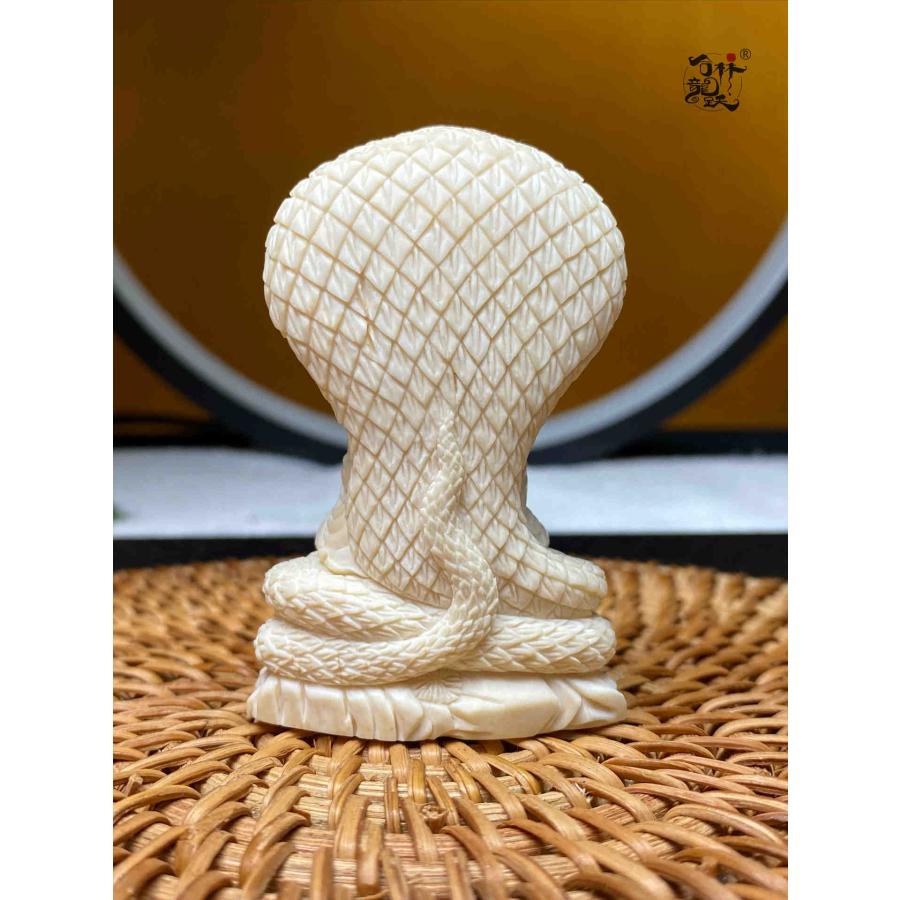 天然マンモス牙美しい手作り彫刻 釈迦牟尼・蛇王が雨を遮る 置物 - 画像 (8)