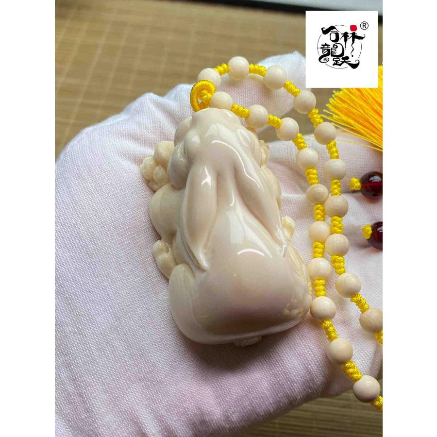 天然マンモス牙美しい手作り彫刻金運を招き玉兎握り物